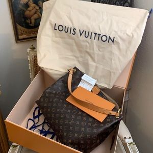 Louis Vuitton Graceful MM hobo handbag in monogram